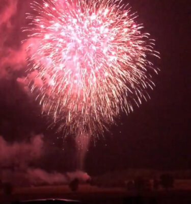 มีการยิงดอกไม้ไฟเพื่อแสดงความขอบคุณต่อความพยายามร่วมกันของชาวเมืองและเพื่ออธิษฐานให้การระบาดใหญ่ของโควิด-19 สิ้นสุดลง [ประสานเสียงดอกทานตะวันแห่งเมืองโฮคุริว]