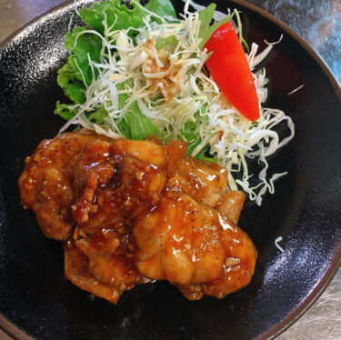 🌻 17 avqust (çərşənbə axşamı) - Sarımsaqlı qızardılmış toyuq 😊 Sarımsağın ətirli ətri bu yeməyi iştahaaçan edir ♪ [Himawari Restoranı]