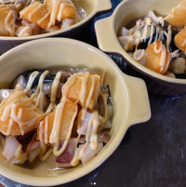 🌻 เป็นเมนูชีสอบเตาที่ใช้ปลาหมึกสดเป็นวัตถุดิบ ที่เพิ่งมาถึงเมื่อวันพุธที่ 25 สิงหาคมที่ผ่านมา ♪ มีมะเขือยาว เห็ดนางรมหลวง เห็ดชิเมจิ มันฝรั่ง ฯลฯ 😊 [ร้านอาหารฮิมาวาริ]