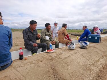 Người nông dân đã cho chúng tôi một quả dưa hấu 🍉 nên tất cả chúng tôi đều ăn nó trong giờ nghỉ. Cảm ơn [Xây dựng Hokuko]