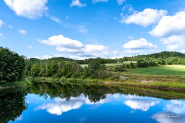 溜池に映り込む秋の空模様