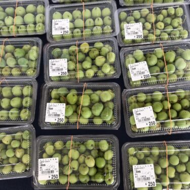 沢山の品物が揃っています。一番珍しいのはこくわ。バターナッツのカボチャ。落葉きのこ🍄も沢山入っています【みのりっち北竜】