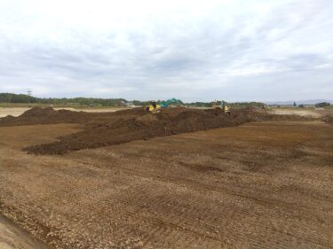 Pekerjaan pembukaan lahan tahun ini telah selesai. Terima kasih atas kerja sama Anda semua. Kami sekarang sedang mempersiapkan pekerjaan drainase gorong-gorong di setiap lokasi dengan cepat [Hokko Construction].