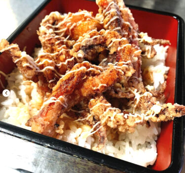 🌻 10月26日（火）イカゲソ丼でした ♪ 刺身用の生のイカを唐揚げにしました 😊【お食事処向日葵】