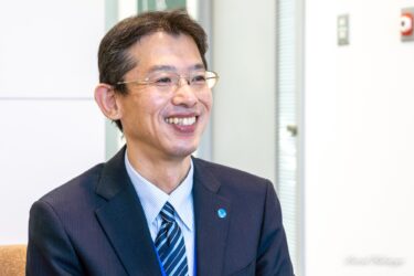 Ngân hàng Kita Sorachi Shinkin Chi nhánh Imosegyu Takamori Okada, Phó Giám đốc Chi nhánh, trao đổi với Ngân hàng Shinkin về những nỗ lực hồi sinh khu vực như "Seka Shoku"