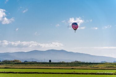 秋空に舞うバルーン