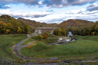 恵岱別ダムの秋景色