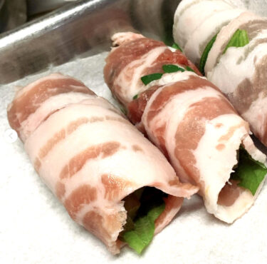 🌻 3 noyabr (çərşənbə) Şizoya bükülmüş donuz əti və qızardılmış yemək ♪ Şiso, daikon turp və dulavratotu ilə bükülmüş 😊 [Himawari Restoranı]