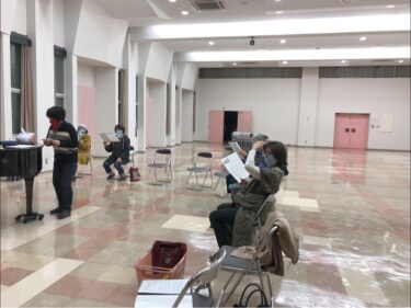 आज, हम सातों ने "काइट" गाना सीखने पर ध्यान केंद्रित किया। अगले हफ़्ते होकुर्यु टाउन सनफ़्लावर कोरस का आखिरी अभ्यास सत्र होगा।