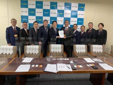 รายงานกิจกรรมของนายกเทศมนตรีเมืองโฮคุริว ยูทากะ ซาโนะ วันที่ 1 ธันวาคม (วันพุธ) คำร้องถึงผู้ว่าราชการสมาคมเมืองและหมู่บ้านโซราจิ (เมืองซัปโปโร) คำร้องถึงสภานิติบัญญัติจังหวัดฮอกไกโด คณะกรรมการบริหารและคณะกรรมการบริหารมิซึโดริเน็ตฮอกไกโด ✦ คำร้องเพื่อการรักษาเสถียรภาพของการจัดการด้านการเกษตร 🌾🌻