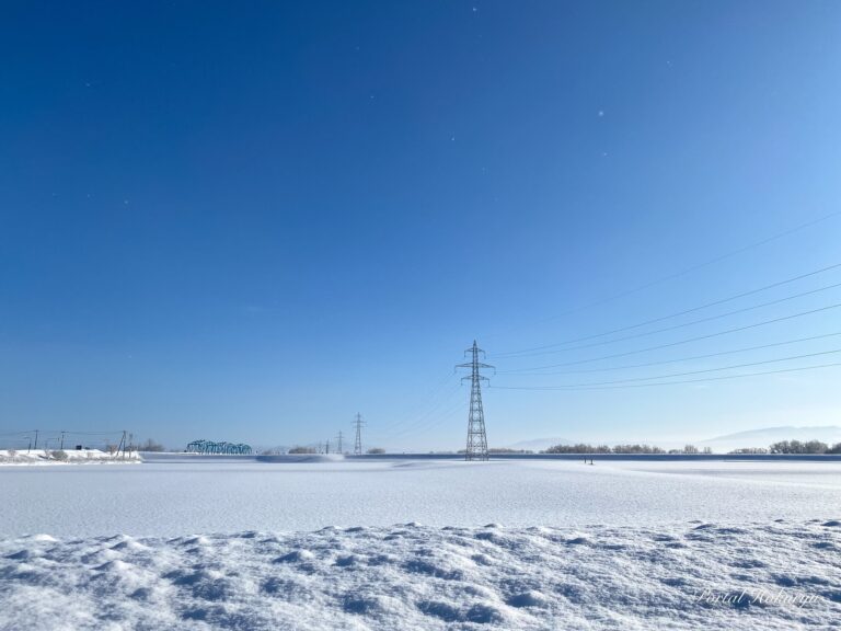 A landscape where the lapis lazuli sky and the silvery snow fields blend together