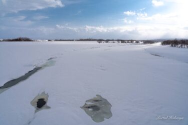 川面を覆う雪景色
