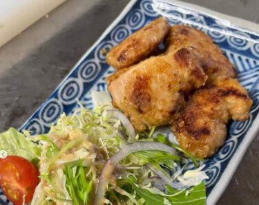 🌻 2月8日（火）鶏ムネガーリックソテーでした ♪ 鶏胸肉を柔らかく漬け込んでガーリック風味で焼きました 😊【お食事処向日葵】