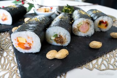 恵方巻は、北北西向きにガブリ！