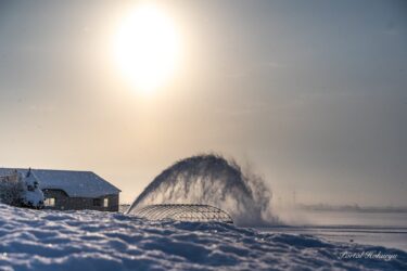 舞い上がる雪煙