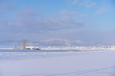 淡い青と白の静寂なる冬景色