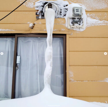 बर्फ के जो स्टैलेग्माइट्स मेरे जानने से पहले ही बन गए थे, वे एक महीने बाद टूट गए 😢 मैं अगली सर्दियों में उन्हें फिर से उगते हुए देखने के लिए उत्सुक हूँ! [कुरोसेंगोकू बिज़नेस कोऑपरेटिव एसोसिएशन]