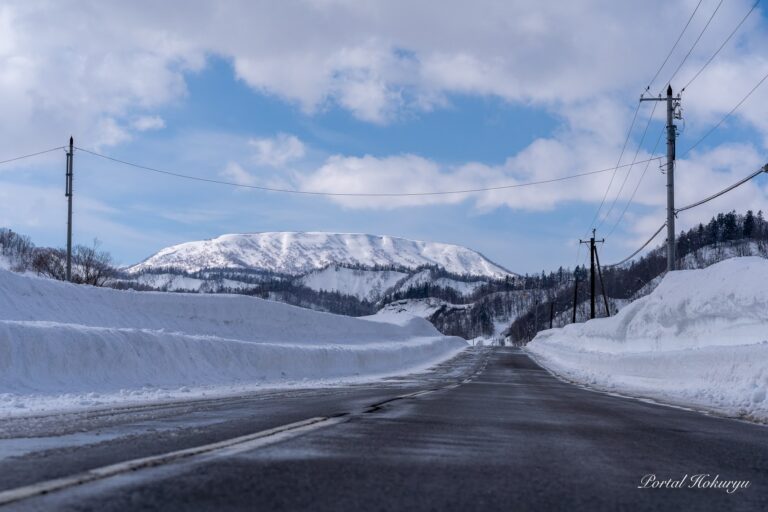 雪を纏い悠々とそびえる恵岱岳