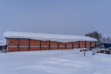 Tempat penampungan salju di gudang bata.
