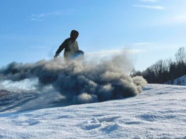Bahar yaklaşıyor: Babam kar eritici madde yayıyor. Rüzgarın akışını görebiliyorum [Kapıyı aç, Keiko Ozaki]