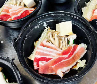 🌻 วันเสาร์ที่ 9 เมษายน : สุกี้ยากี้หมูกระทะ 🫕 ♪ ลมยังคงหนาวเย็น กรุณาทำให้ร่างกายอบอุ่น 😊 [ร้านอาหารฮิมาวาริ]