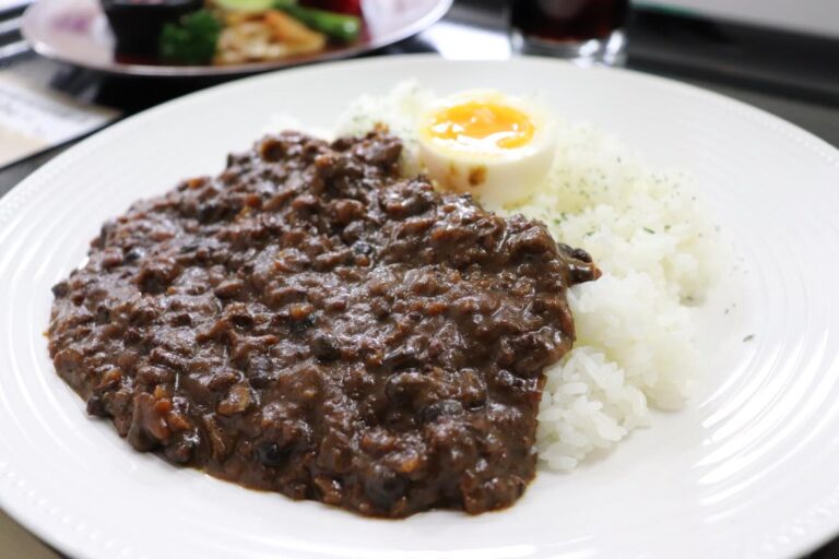 ホテルポールスター札幌・平日ランチメニュー・北竜町の黒千石大豆を使った「キーマカレー」