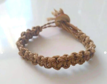 シナノキ樹皮で糸をつむぐ：友人の協力を得てブレスレットになりました。100%天然素材と人の手からつくられたモノ【自然下・上井達矢さん仁美さん】