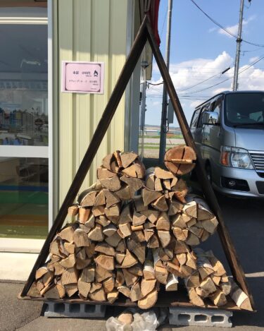 北竜町に移住してこられ北竜の山を買われ林業をしている方がいます。その方が今年、薪を出して下さいました。スウェーデントーチと言う木です【みのりっち北竜】