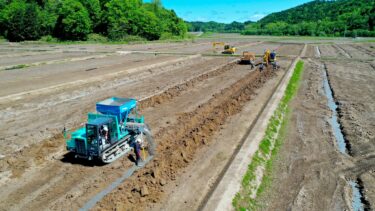 ドローンによる現場の撮影に行ってきました。３枚目の写真は北竜町の現場での暗渠排水の施工状況です【北興建設】