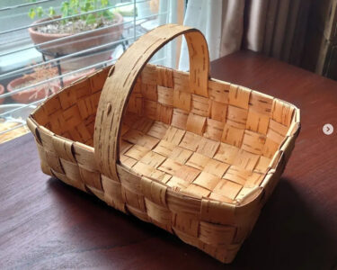 シラカバじゃない、ウダイカンバ樹皮のかご：厚さや強さは圧倒的です。今年も少量の販売を予定しています【自然下・上井達矢さん仁美さん】