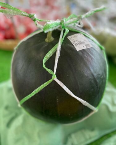 इसमें एक बड़ा, काले छिलके वाला तरबूज़ 🍉 है। साथ ही, मैं पहली बार युवा मक्का 🌽 [मिनोरिच होकुर्यु] भी खा रहा हूँ।