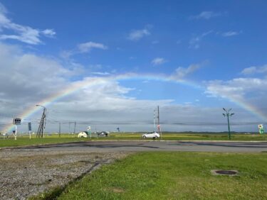 昨日雨の後 青空に虹 🌈 最初は低い虹 🌈 高く大きな虹に 🌈 みのりっち北竜のお店から見えた虹 🌈 でした【みのりっち北竜】