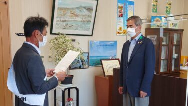 होकुर्यु टाउन के मेयर युताका सानो द्वारा गतिविधि रिपोर्ट: सोमवार, 29 अगस्त: मेयर, ब्यूरो प्रमुखों आदि के साथ बैठक; "ब्राइट सोसाइटी" आंदोलन पर प्रधानमंत्री का संदेश देना; नगर परिषद के अध्यक्ष और उपाध्यक्ष के साथ चर्चा; नगर स्वयंसेवी परिषद के अध्यक्ष के साथ चर्चा