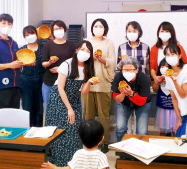 北竜町で白樺樹皮を使ったワークショップを開催しました。のべ16名の方が細工を楽しんで下さいました【自然下・上井達矢さん仁美さん】