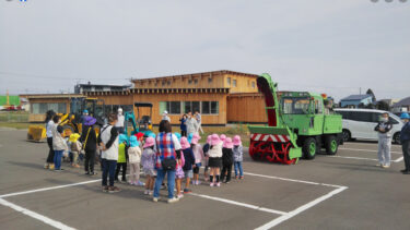 和保育園での重機体験会（北竜建設業協会 主催）楽しそうに試乗する園児たちがとても可愛らしかったです！【北興建設】