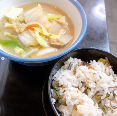 🌻 10月24日（月）本日の日替わりランチ：山菜炊き込みご飯と豚汁セットでした 😊【お食事処向日葵】