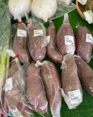 みのりっち北竜も今日を入れてあと４日の営業。秋野菜が色々あります。さつまいも 🍠、南瓜、里芋、白菜 🥬、大根、聖護院大根、長ネギ、りんご 🍎、ぶどう 🍇、じゃがいも 🥔 などなど【みのりっち北竜】