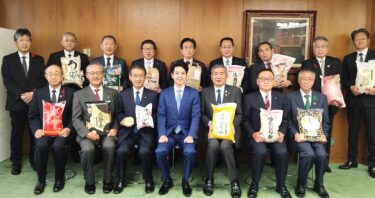 【空知産新米の贈呈】本日（10/26）空知町村会の皆様から、各町自慢の新米「ゆめぴりか」や「ななつぼし」をいただきました【北海道知事 鈴木直道】