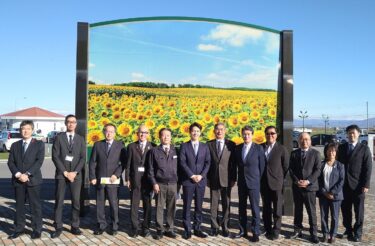 Naomichi Cafe: วันนี้ (25 ต.ค.) เราได้ไปเยี่ยมชม "สถานีริมถนน Sunflower Hokuryu" ในเมือง Hokuryu และพูดคุยกับทุกคนที่นั่น [ผู้ว่าการจังหวัดฮอกไกโด Naomichi Suzuki]