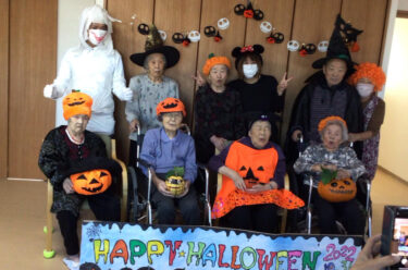 10月31日（月）B棟：ハロウィン 🎃 👻 みんなで仮装して記念写真 🥸 📸 みなさんお似合いです〜 😊 ✨【グループホーム碧水】