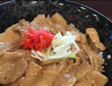 11月の湯&食パックのご紹介！ 塩カルビ丼とミニうどんセット。肉肉しくて脂身の旨味を感じ、こってりしています！【サンフラワーパーク北竜温泉】