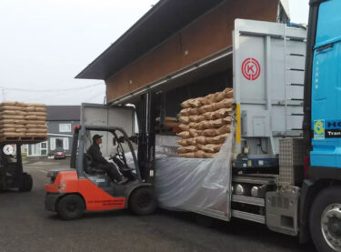 งานขนส่งเริ่มแต่เช้าเลยวันนี้! กระดาษถุงขนาด 30 กิโลกรัมจำนวน 680 ถุงถูกบรรจุลงในรถบรรทุกขนาดใหญ่และส่งไปยังจังหวัดโทจิกิเพื่อแปรรูปเป็นนัตโตะ [สมาคมสหกรณ์ธุรกิจคุโรเซ็นโกกุ]