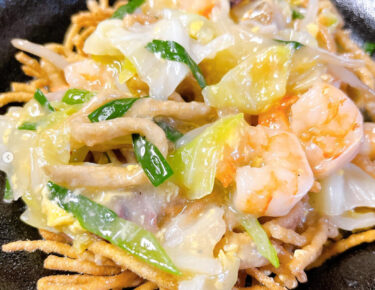 🌻 11月26日（土）本日の日替わりランチ：手打ちそばを、あんかけ揚げ焼きそばにしてみました 😊【お食事処向日葵】