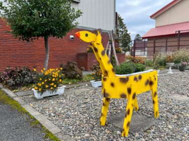 ยีราฟไม้เดินเล่นรอบสวน