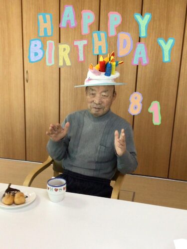 お誕生日の方 🎉  いつもニッコリ笑顔が素敵な方です 😊 お昼は大好きなジンギスカンでお祝いしました 😋【碧水グループホーム】