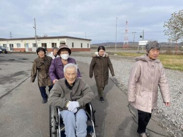 お日さんが出てると「よし、散歩に行こう！」元気です 笑 「あと何回歩けるかな〜？」と肩をすくめながら歩きました 😄【グループホーム 碧水】