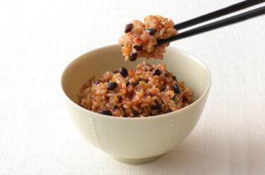 Kurosengoku soyasından istifadə edən "Koji və Mochimochi Qəhvəyi Düyü Qara Lobya Qarışığı" artıq satışdadır [Kikkoman Kokoro Dining]