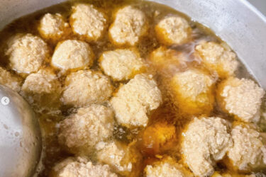 🌻 12月16日（金）本日の日替わりランチ：温かい肉団子入りのお蕎麦でした ♪ 😊【お食事処向日葵】