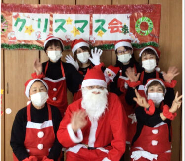 Pesta Natal Gedung B tanggal 21 Desember 🎄🎅 Kami menikmati hiburan para staf sambil menikmati menu Natal buatan sendiri seperti kentang wajah Santa 🤗 [Group Home Aoisui]