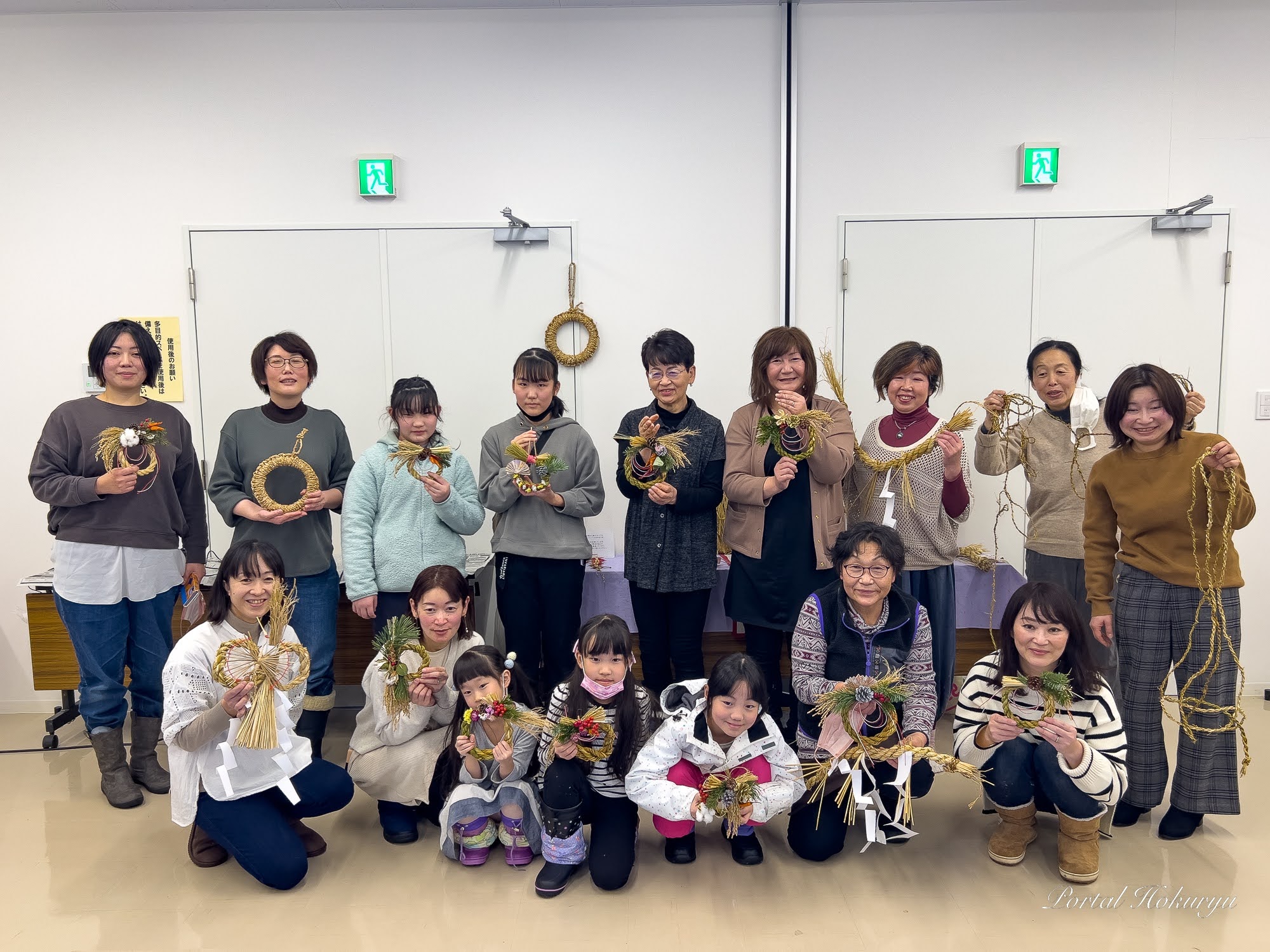 しめ縄製作体験会・和気藹々に笑顔と笑い声が響く（北竜町わら細工グループ「なくら」）